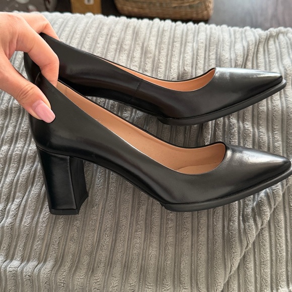 Tod's Black Leather Pumps